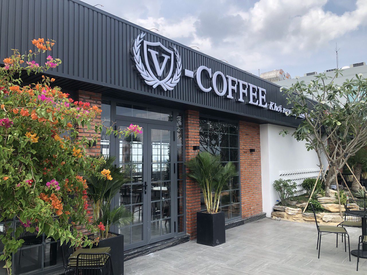 V-Coffee, cafe sân vườn rooftop đẹp mĩ mãn tọa lạc Quận 7, HCM